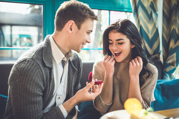 O homem feliz faz uma proposta para sua namorada no restaurante - Foto, Imagem