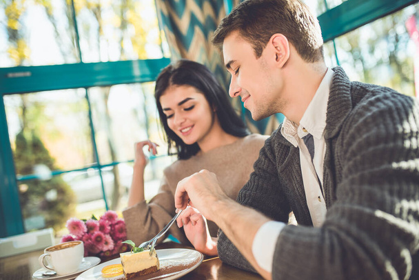 Szczęśliwa para jedząca deser w kawiarni - Zdjęcie, obraz