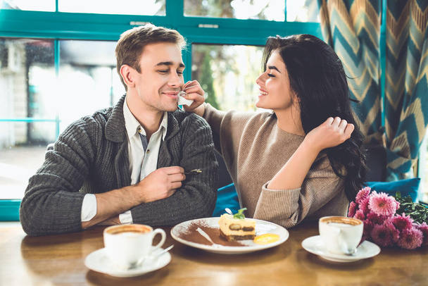 Το ευτυχισμένο ζευγάρι έχει ένα ρομαντικό ραντεβού σε ένα καφέ. - Φωτογραφία, εικόνα