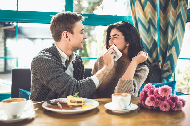 У счастливого мужчины и женщины романтическое свидание в кафе - Фото, изображение