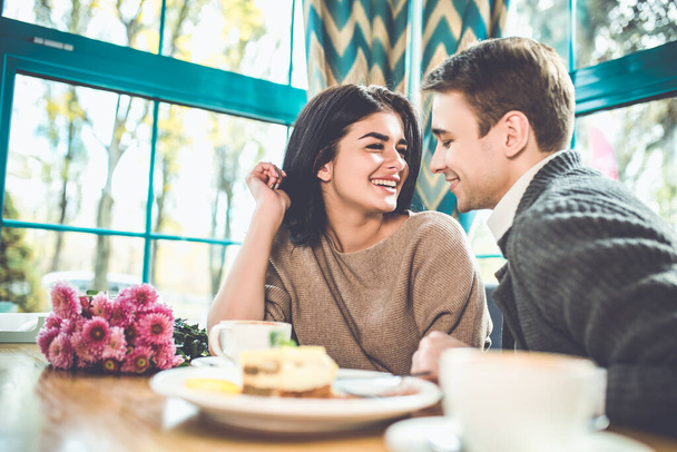 Szczęśliwa para relaksuje się w kawiarni - Zdjęcie, obraz