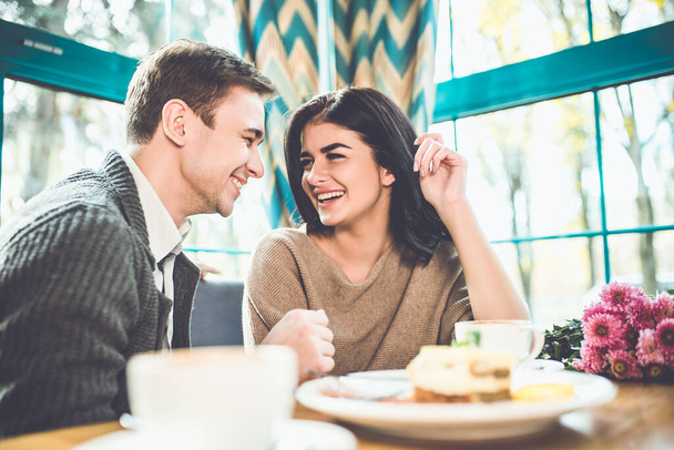 Щасливий чоловік і жінка сидять в кафе
 - Фото, зображення