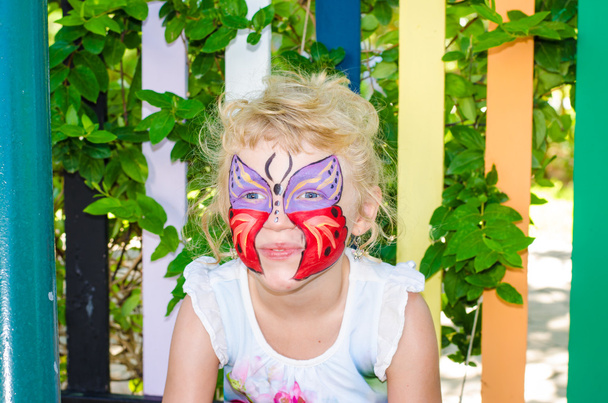 girl with butterfly face painting - Fotoğraf, Görsel