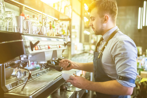 Muž pracující s kávovarem na baru - Fotografie, Obrázek