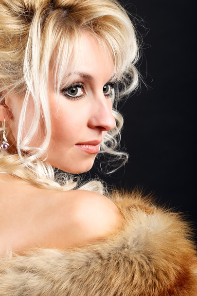 Portrait of a young attractive woman in a fox fur boa. - Foto, Bild
