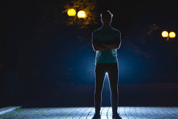 男は通りに立っている。夜の時間 - 写真・画像