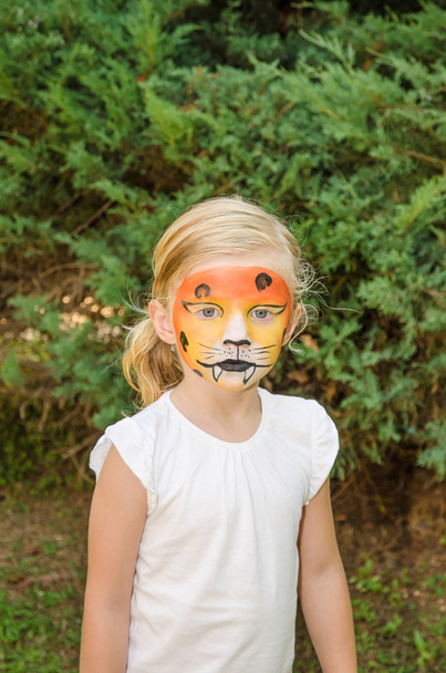chica con tigre cara pintura
 - Foto, Imagen