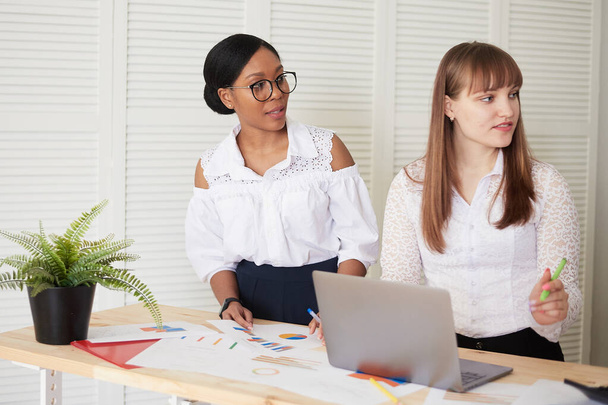 Különböző üzleti női vezetők csoportja, akik együtt dolgoznak az irodában. Kizárólag női üzleti iroda - Fotó, kép