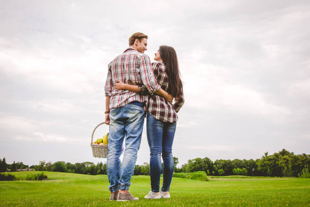 Het gelukkige paar staat op het gras - Foto, afbeelding