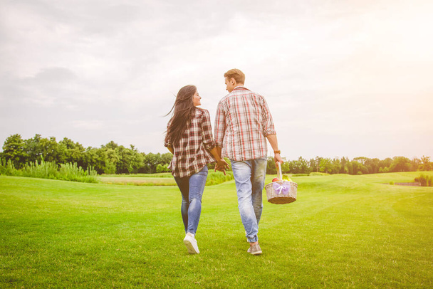 Onnellinen mies ja nainen kävelemässä puistossa - Valokuva, kuva