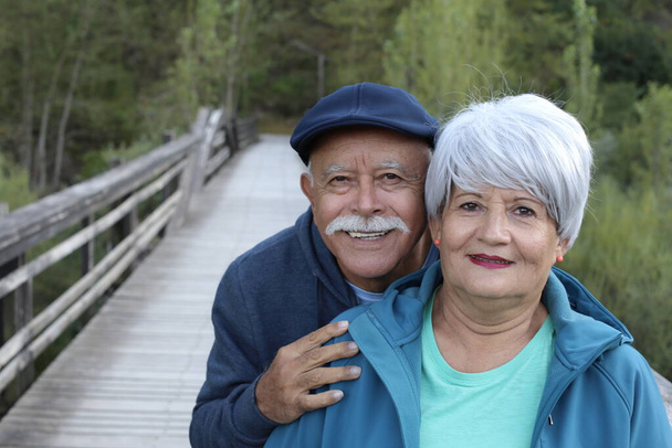 portrait de beau couple de personnes âgées en plein air sur la nature - Photo, image