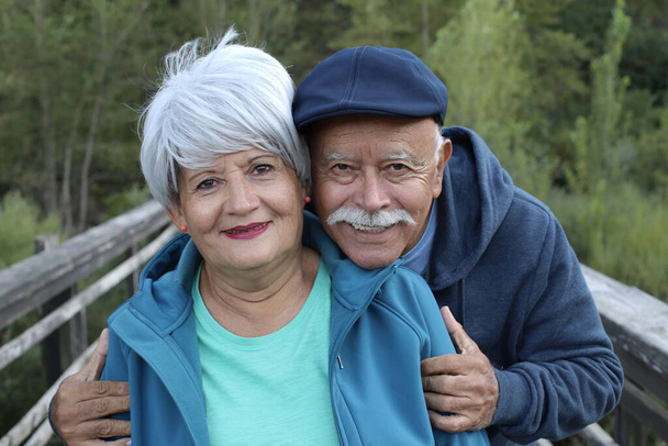 portrait de beau couple de personnes âgées en plein air sur la nature - Photo, image