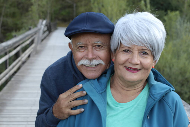 retrato de hermosa pareja de ancianos al aire libre en la naturaleza - Foto, imagen
