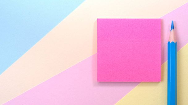 Un pezzo di carta bianco quadrato rosa si trova su uno sfondo multicolore, accanto ad esso si trova una matita blu. Foto di alta qualità - Foto, immagini