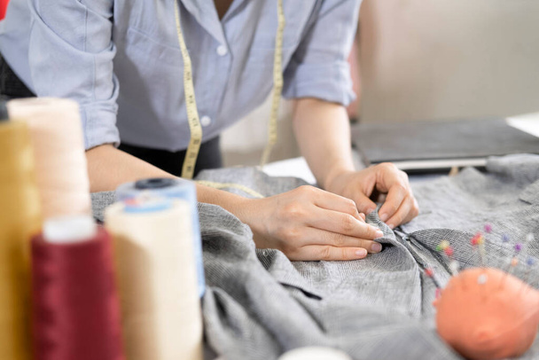 Profesionální módní návrhář kreslí nový model obuvi podle italské tradice. Koncept: móda, design, móda, styl - Fotografie, Obrázek