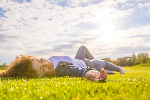 Die glückliche Frau lag auf dem Gras am Himmel Hintergrund - Foto, Bild