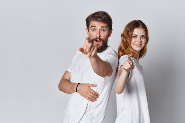 férfi és nő fehér pólóban reklám design - Fotó, kép