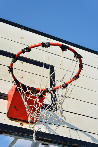 баскетбольное кольцо с голубым небом - Фото, изображение