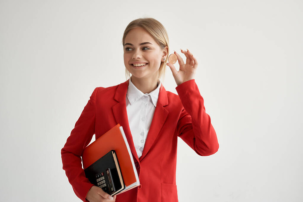 kobieta w czerwonej kurtce finanse technologia internet - Zdjęcie, obraz