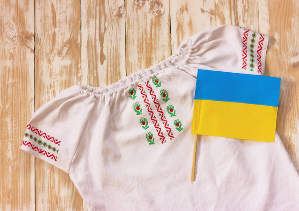 Ukrán nemzeti kék és sárga zászló a hímzett hagyományos gyermeking lányoknak. függetlenség napja Ukrajna, nemzeti ünnepek és hazafiság. - Fotó, kép
