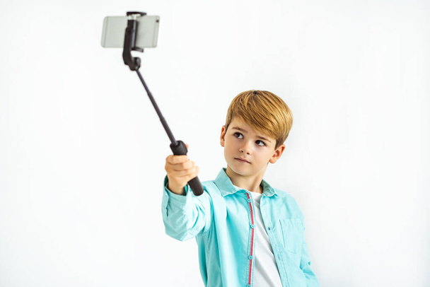 Der Junge macht ein Selfie auf weißem Hintergrund - Foto, Bild