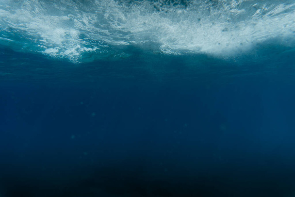 подводный океан с лучами солнца. песчаное дно - Фото, изображение