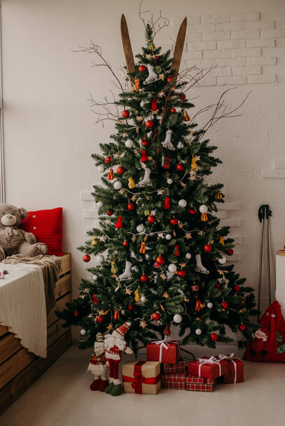 christmas green fir tree with skis - Zdjęcie, obraz
