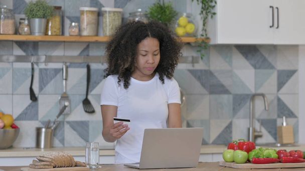 Αφρικανική γυναίκα κάνει online ψώνια στο Laptop στην κουζίνα - Φωτογραφία, εικόνα