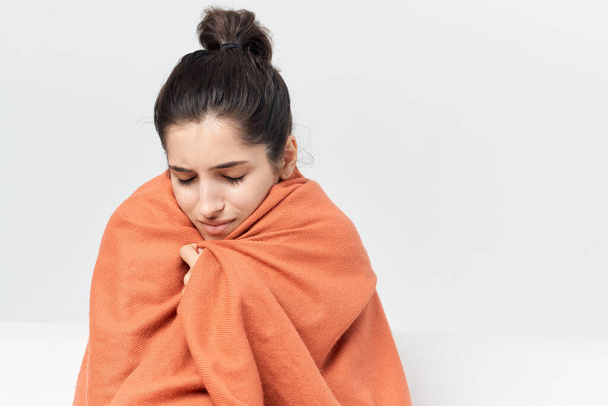 mujer escondida con una manta en casa tratamiento infección por frío - Foto, imagen