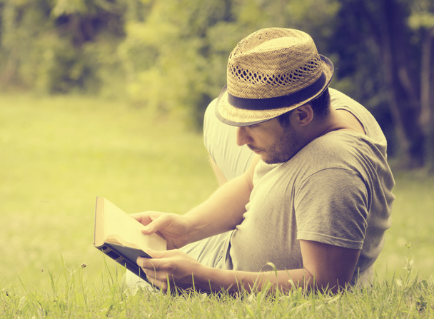 Homem lendo um livro - Foto, Imagem