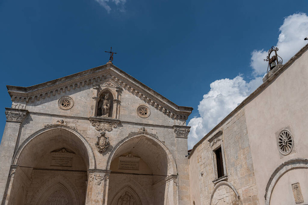 Святилище Сан-Мікеле-Арканджело розташоване в Монте-Сант-Анджело, на Гаргано, в провінції Фоггі. Вона відома як базиліка Селеста, тому що, як кажуть, її освятив архангел Михаїл.. - Фото, зображення