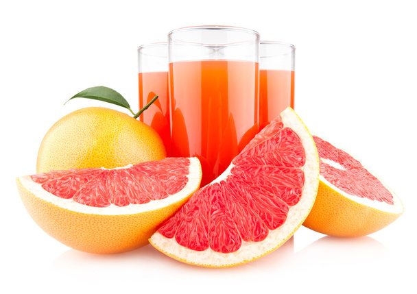 grapefruitsap met rijpe grapefruits - Foto, afbeelding