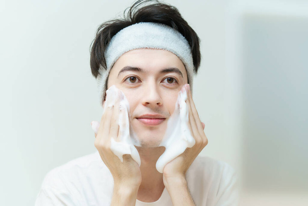 Asiático jovem homem lavar seu rosto - Foto, Imagem