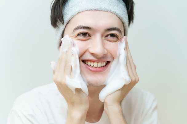 Asiatico giovane uomo washing suo faccia - Foto, immagini