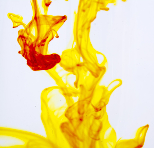 Tinta vegetal vertida en el agua
 - Foto, Imagen