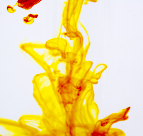 Tinta vegetal vertida en el agua
 - Foto, imagen