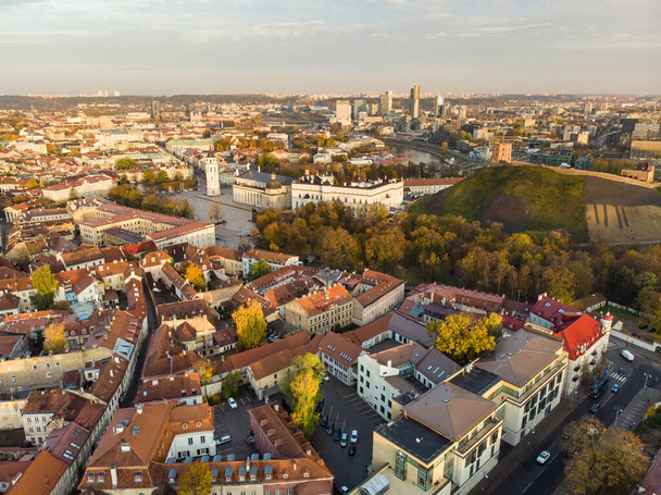 Turuncu ve sarı yaprakları ile sonbaharda güzel Vilnius şehir panoraması. Havadan akşam manzarası. Vilnius, Litvanya'da sonbahar şehir manzarası - Fotoğraf, Görsel