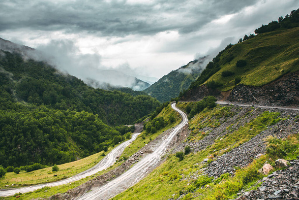 Una hermosa fotografía de paisaje en las montañas del Cáucaso en Georgia. - Foto, imagen