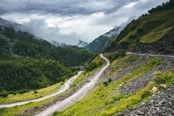 Una hermosa fotografía de paisaje en las montañas del Cáucaso en Georgia. - Foto, imagen