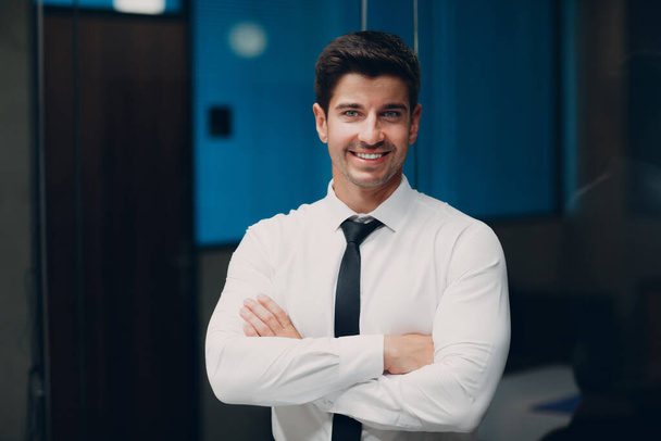 Portrait homme d'affaires en chemise blanche et cravate souriant au bureau - Photo, image