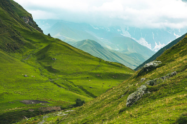 Una hermosa fotografía de paisaje con el antiguo pueblo Usghuli en las montañas del Cáucaso en Georgia. - Foto, Imagen