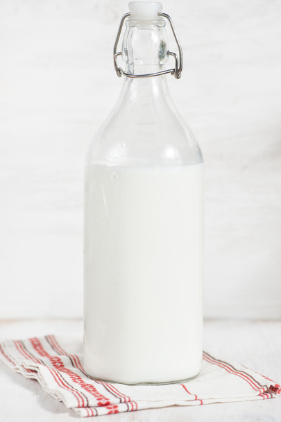 frische Milch in altmodischer Flasche - Foto, Bild