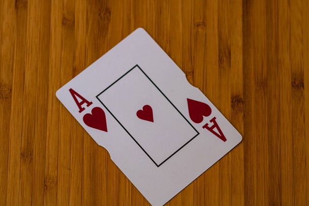 Деталь відеокарти Ace з сердець на дерев'яному столі
 - Фото, зображення