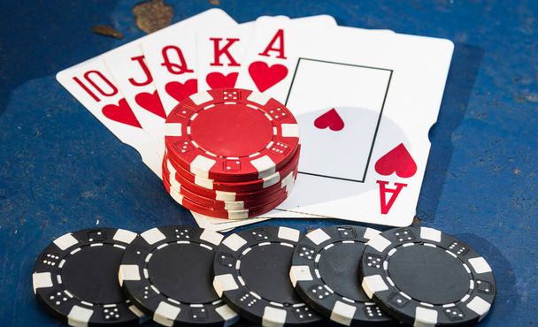 Пачки фишек для покера с деньгами и картами - Фото, изображение