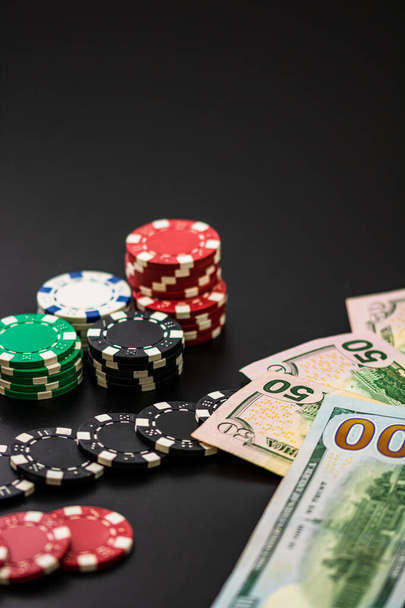 Hromádky pokerových žetonů s penězi a kartami - Fotografie, Obrázek