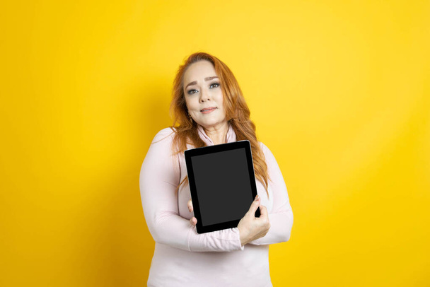 Kaukaska senior business woman pokazuje graficzny ekran tabletu w odosobnionym tle - Zdjęcie, obraz