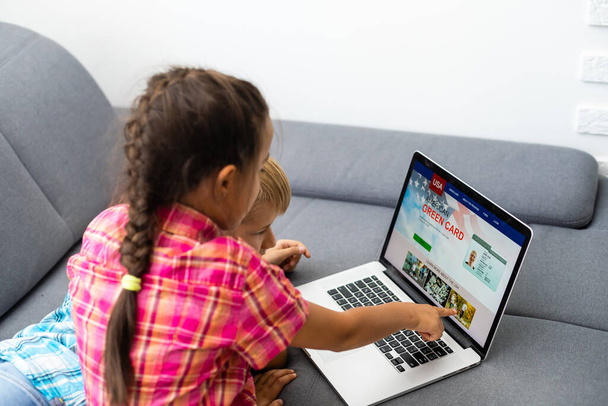 ragazzo e ragazza con laptop Carta di soggiorno permanente Carta verde degli Stati Uniti - Foto, immagini