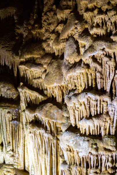 Vista interior de la cueva de Karaca situada en la aldea de Cebeli, ciudad de Torul, ciudad de Gumushane, Turquía
 - Foto, imagen