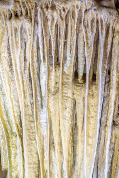 Внутрішній вигляд Karaca печера розташована в селі Cebeli, місто Torul, місто Gumushane, індичка - Фото, зображення