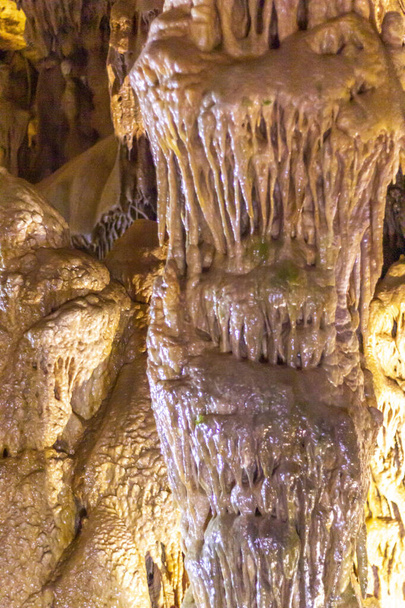 Vista interior de la cueva de Karaca situada en la aldea de Cebeli, ciudad de Torul, ciudad de Gumushane, Turquía
 - Foto, Imagen